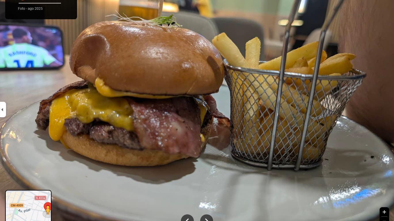 Hamburguesa casera con queso cheddar y cesta de patatas fritas de La AreKA